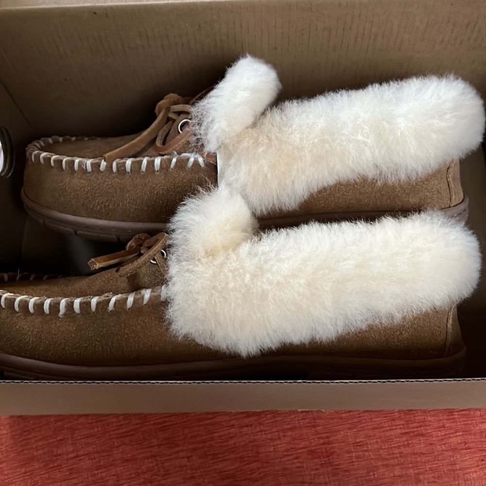 The Vermont Country Store Women's Sheepskin Moccasins in Chestnut